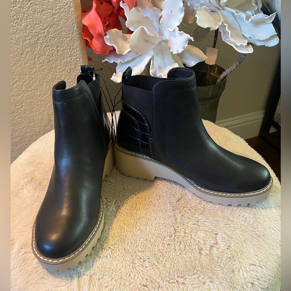 Dolce Vita Women's Chelsea ankle Boots